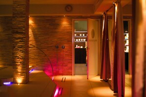 Un sauna, una bañera de hidromasaje, baño turco, masajes