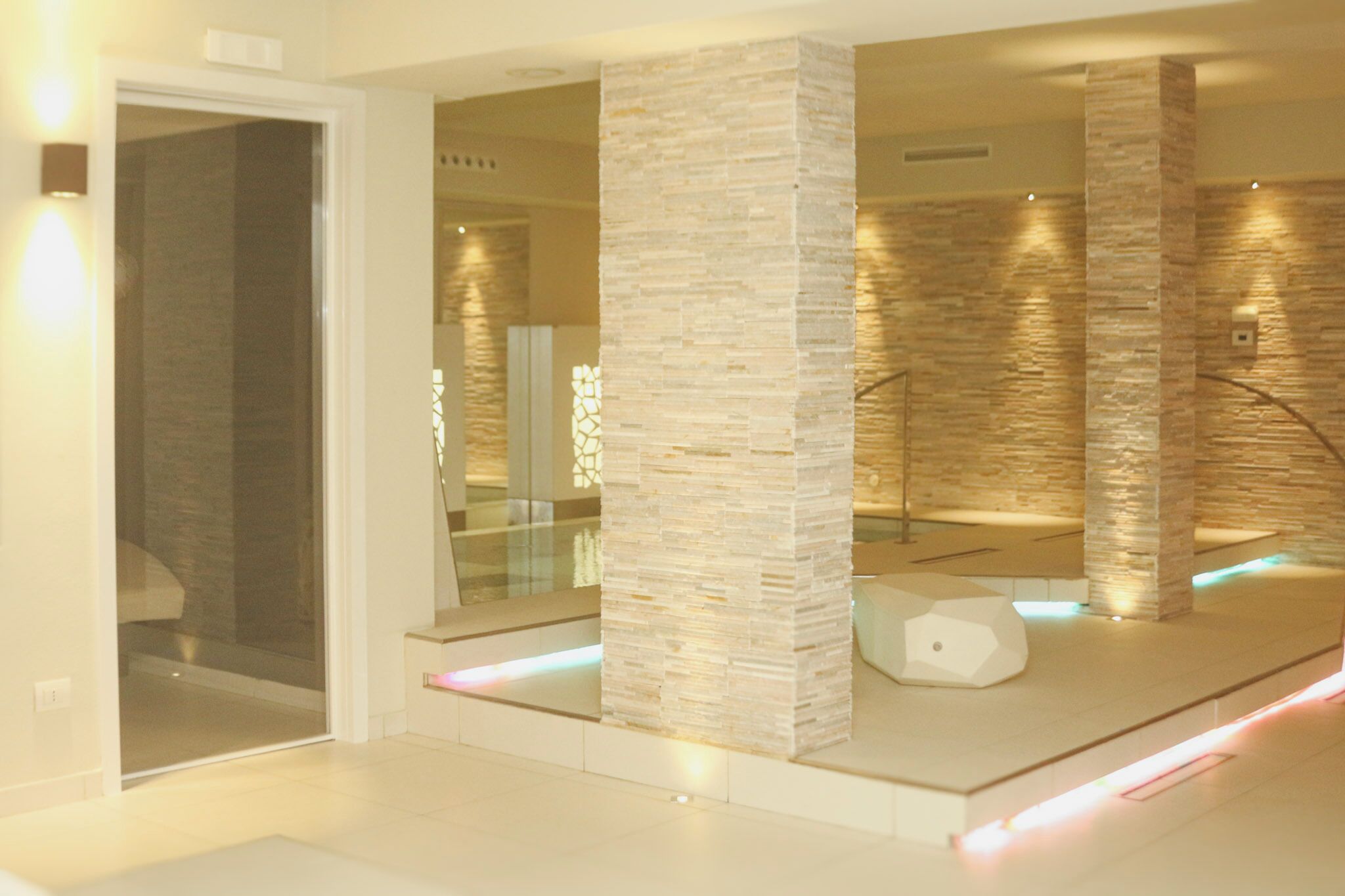 Sauna seca, banheira de hidromassagem, sauna a vapor, massagens