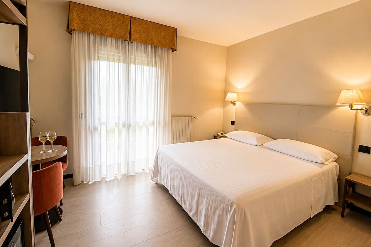 Hypo-allergenic bedding available, in-room safe, desk, laptop workspace