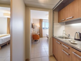 Frigorífico, placa de cocina, lavavajillas y tostadora