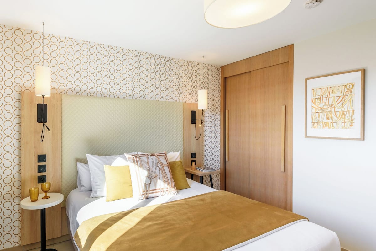 Studio | Premium bedding, blackout curtains, soundproofing
