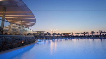Seasonal outdoor pool, open 9:00 AM to 6:00 PM, pool umbrellas