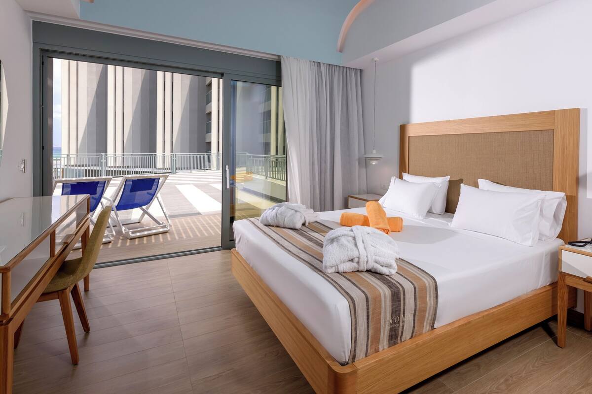 Grand Suite | In-room safe, desk, blackout drapes, soundproofing