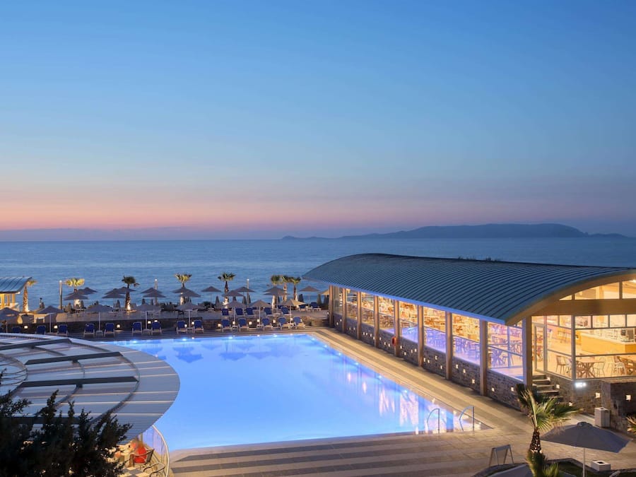 Piscina externa sazonal, funciona das 9h às 18h, guarda-sóis