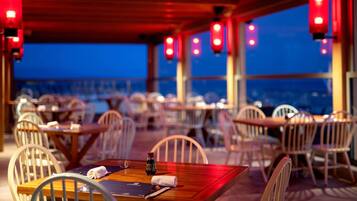 2 restaurants; lunch and dinner served