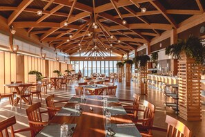 2 restaurants, lunch, dinner served; international cuisine