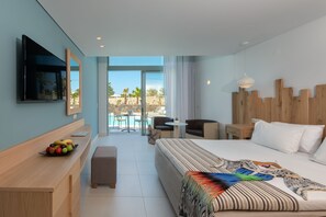 Family Maisonette Apartment 5 Bedded, Individual Pool | 고급 침구, 필로우탑 침대, 객실 내 금고, 암막 커튼