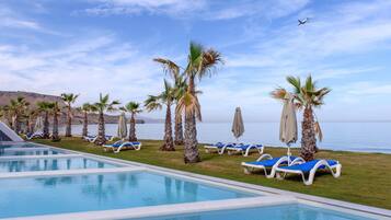 Bungalow Beach Front with Individual Pool