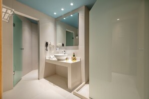 Family Room, Sea View (5bedded) | Bagno | Doccia, asciugacapelli, asciugamani