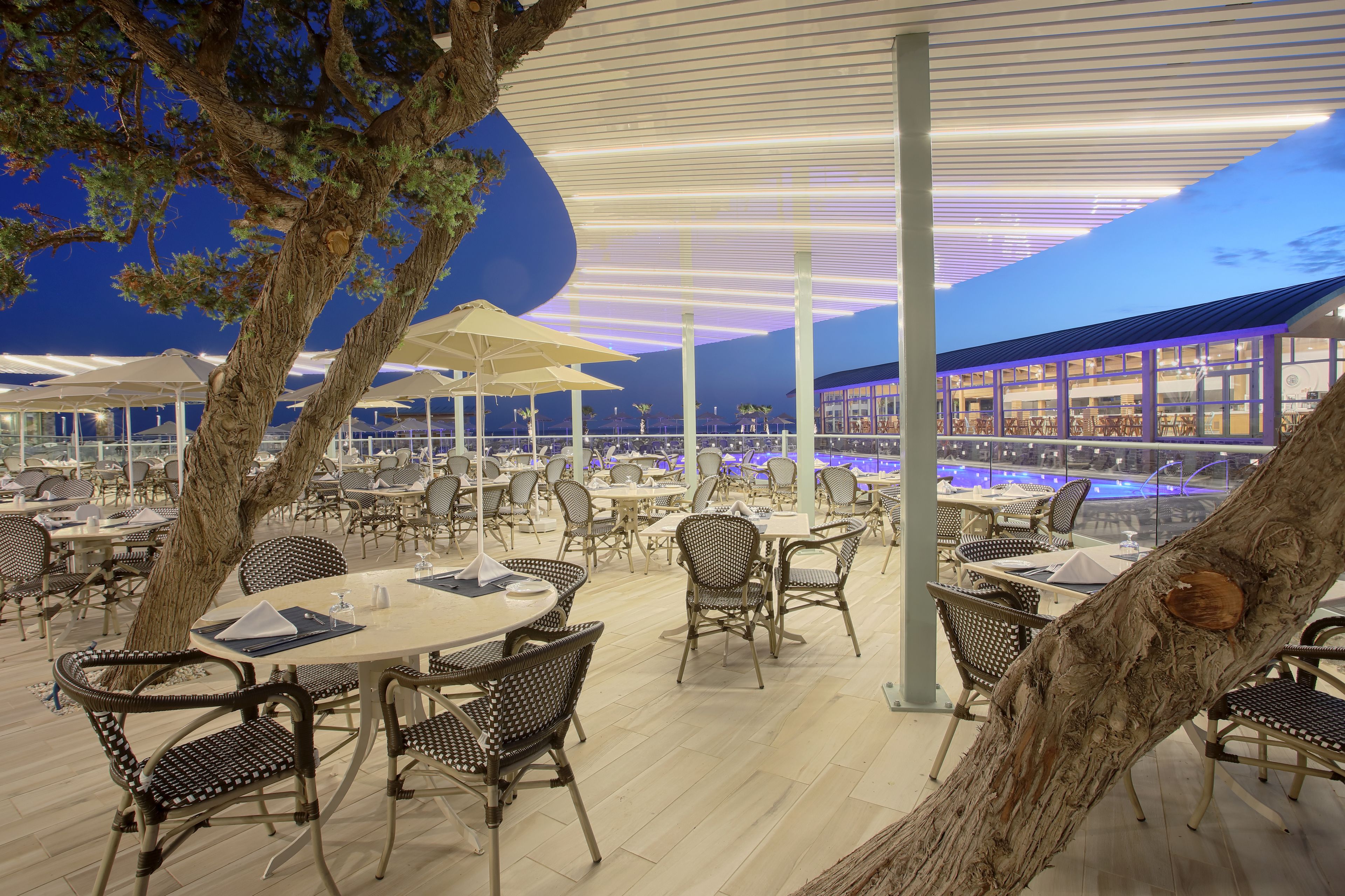 2 間餐廳，供應午餐和晚餐，國際料理