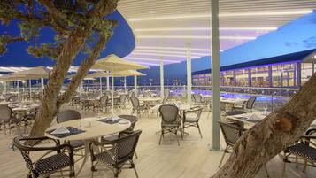 Här finns 2 restauranger som serverar lunch.