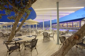 2 Restaurants, Mittagessen, Abendessen, internationale Küche