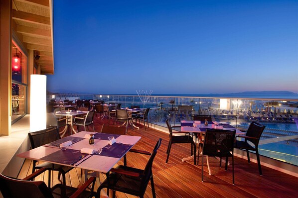 2 restaurants, lunch, dinner served; international cuisine 