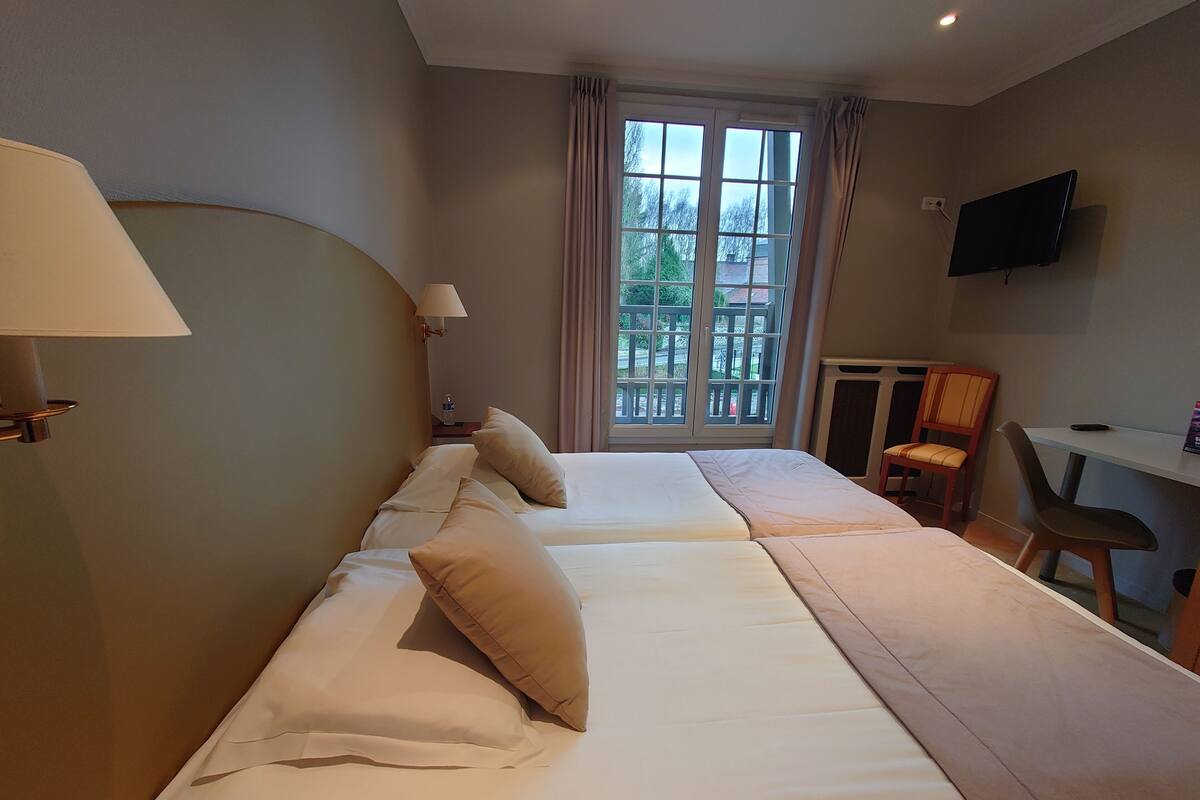 comfort double or twin room | desk, free cots/infant beds, free wifi, bed sheets
