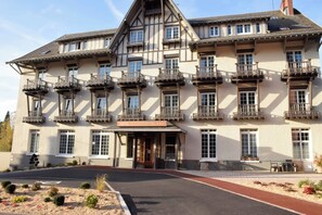 Front of property - Hotel Le Continental (Forges-les-Eaux)