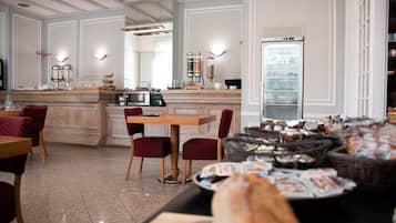 Dagelijks ontbijtbuffet (EUR 15 per persoon)