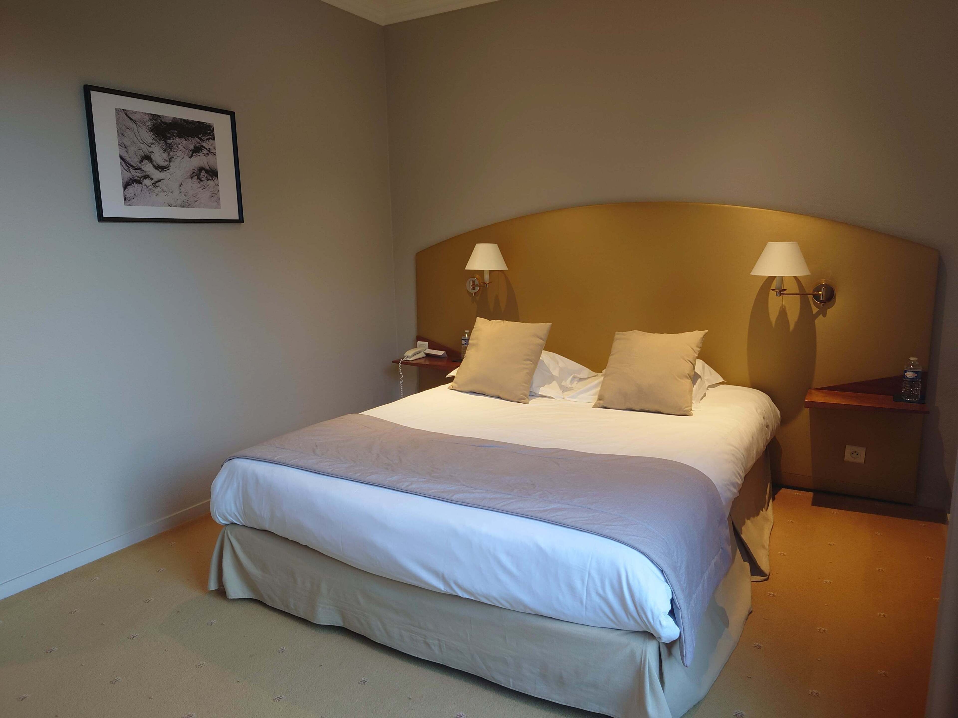 Desk, free cots/infant beds, free WiFi, bed sheets