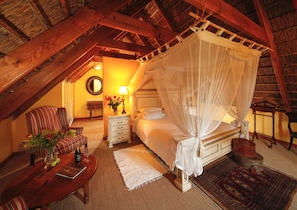 Luxury Room | Peralatan tempat tidur premium, bar mini, peti besi dalam bilik, meja