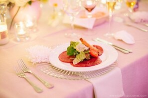 Sarapan, makan tengah hari dan makan malam dihidangkan