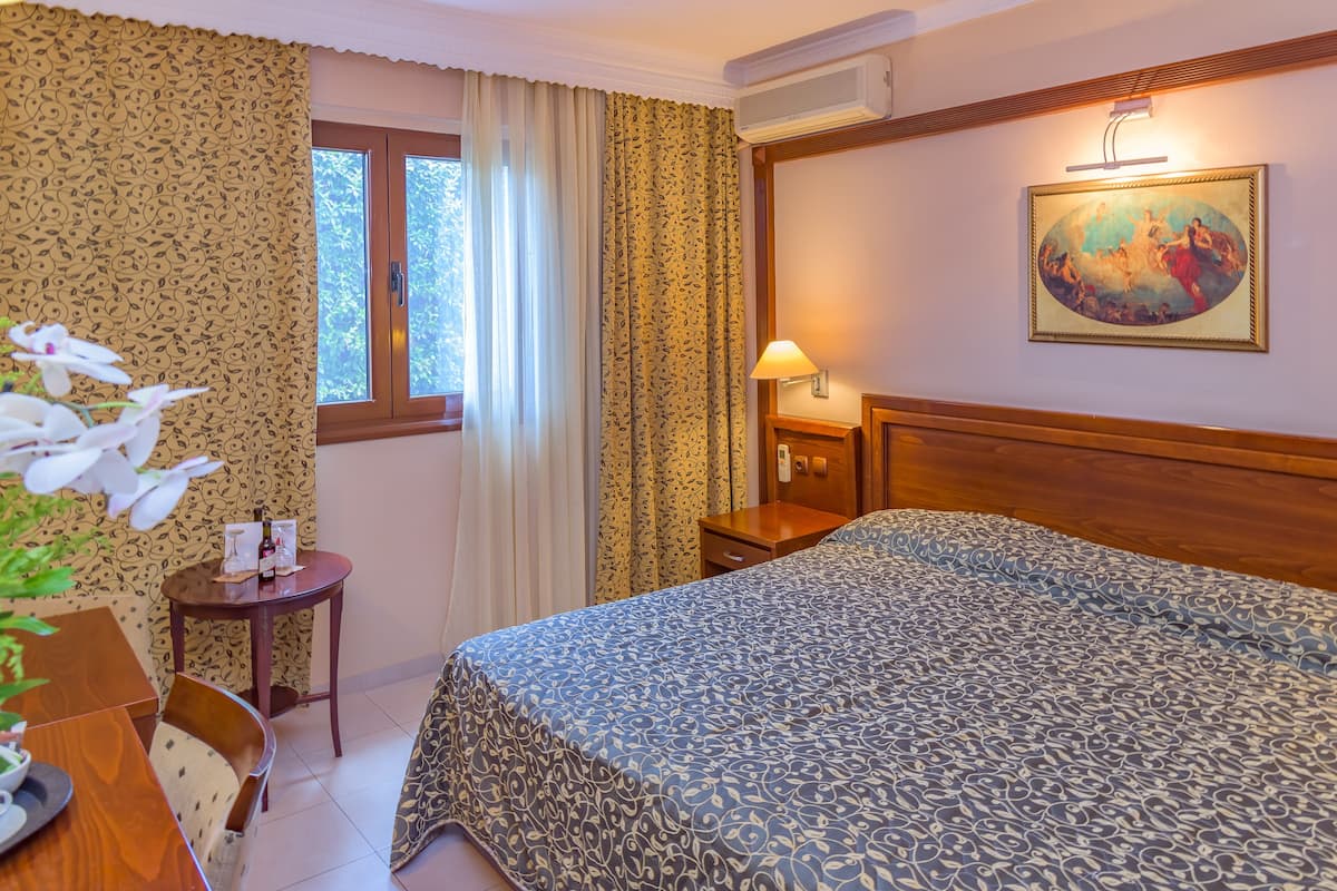 Economy Double or Twin Room - Semi Basement | Een kluis op de kamer, een bureau, verduisterende gordijnen