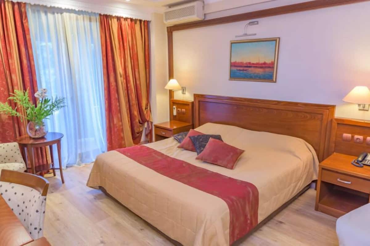 Superior kamer, 1 twee- of 2 eenpersoonsbedden | Een kluis op de kamer, een bureau, verduisterende gordijnen