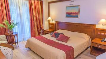 Dobbelt- eller tomannsrom – superior | Safe på rommet, skrivebord, blendingsgardiner og lydisolert