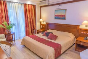 高级双人房或双床房 | 客房内保险箱、办公桌、遮光窗帘、隔音