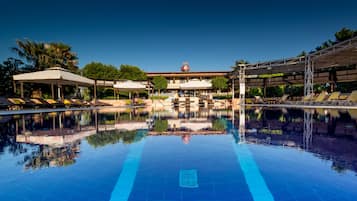 Outdoor pool, open 11:00 AM to 7:00 PM, lifeguards on site