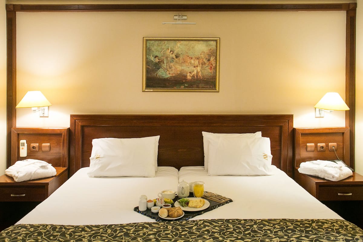 standard double or twin room, ground floor | in-room safe, desk, blackout curtains, soundproofing