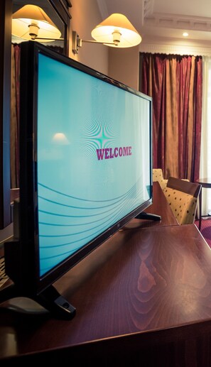 In-room safe, desk, blackout curtains, soundproofing - Avalon Airport Hotel Thessaloniki (Thermi)