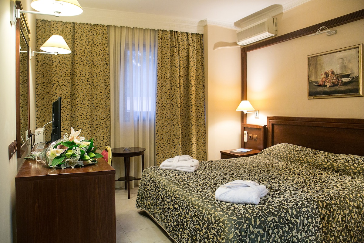 In-room safe, desk, blackout curtains, soundproofing