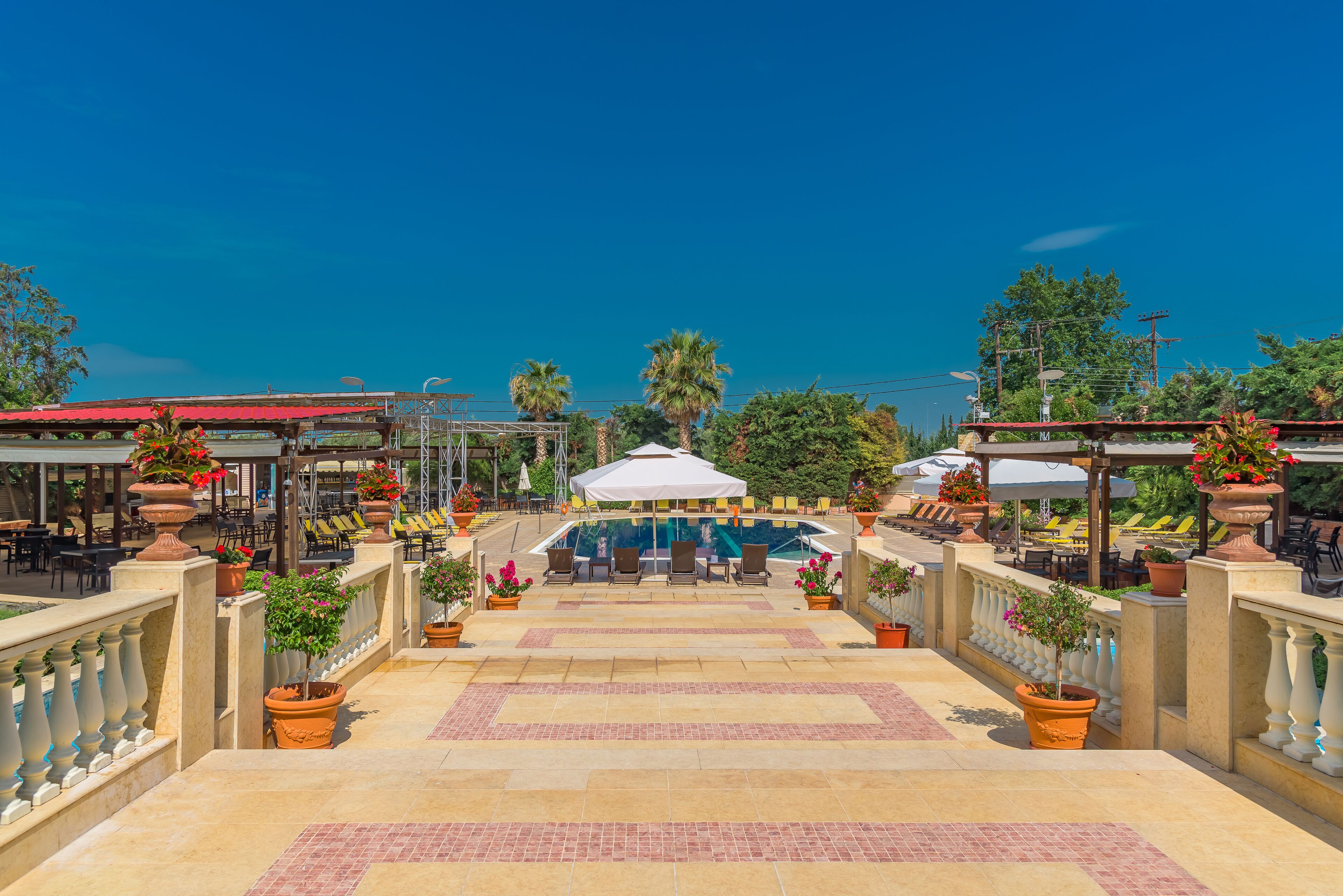 outdoor pool, open 11:00 am to 7:00 pm, lifeguards on site