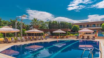 Outdoor pool, open 11:00 AM to 7:00 PM, lifeguards on site