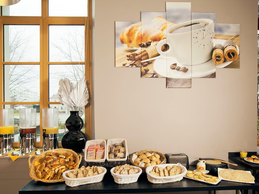 Se ofrece un desayuno bufé todos los días (18 EUR por persona)