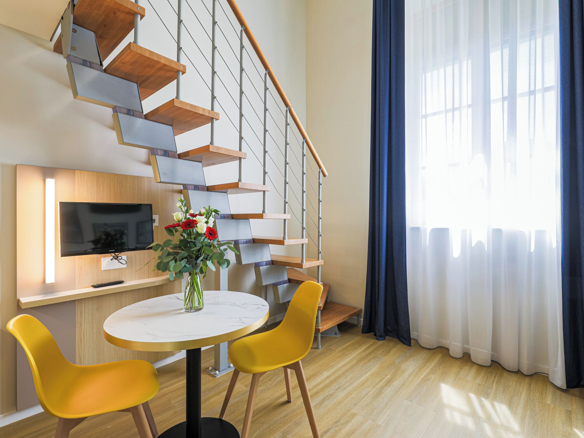 Duplex, One Queen Bed | Living area