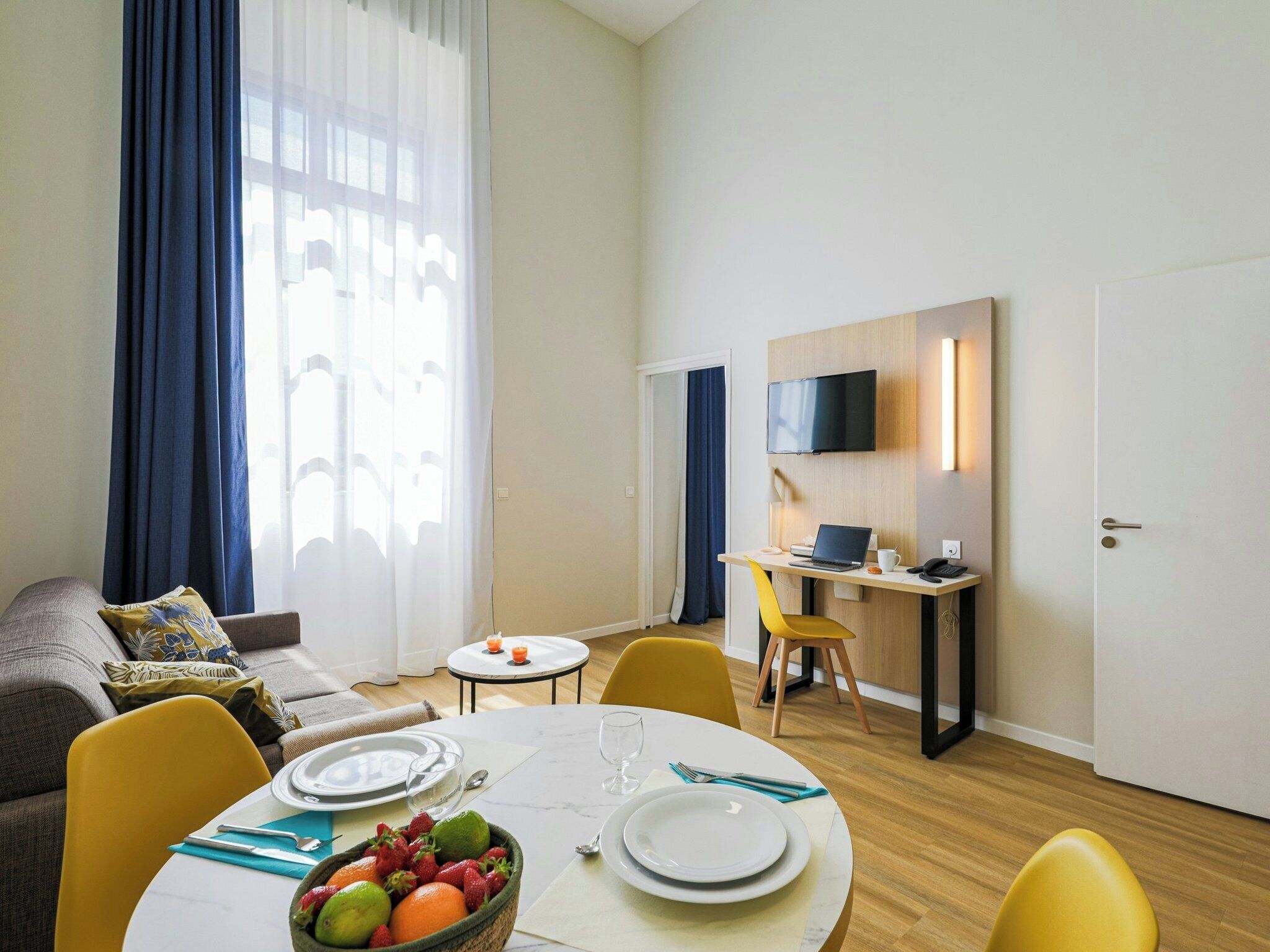 Premium appartement, 1 slaapkamer | Hypoallergeen beddengoed, een kluis op de kamer, een bureau
