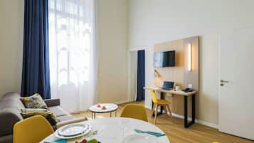 Premium appartement, 1 slaapkamer | Hypoallergeen beddengoed, een kluis op de kamer, een bureau