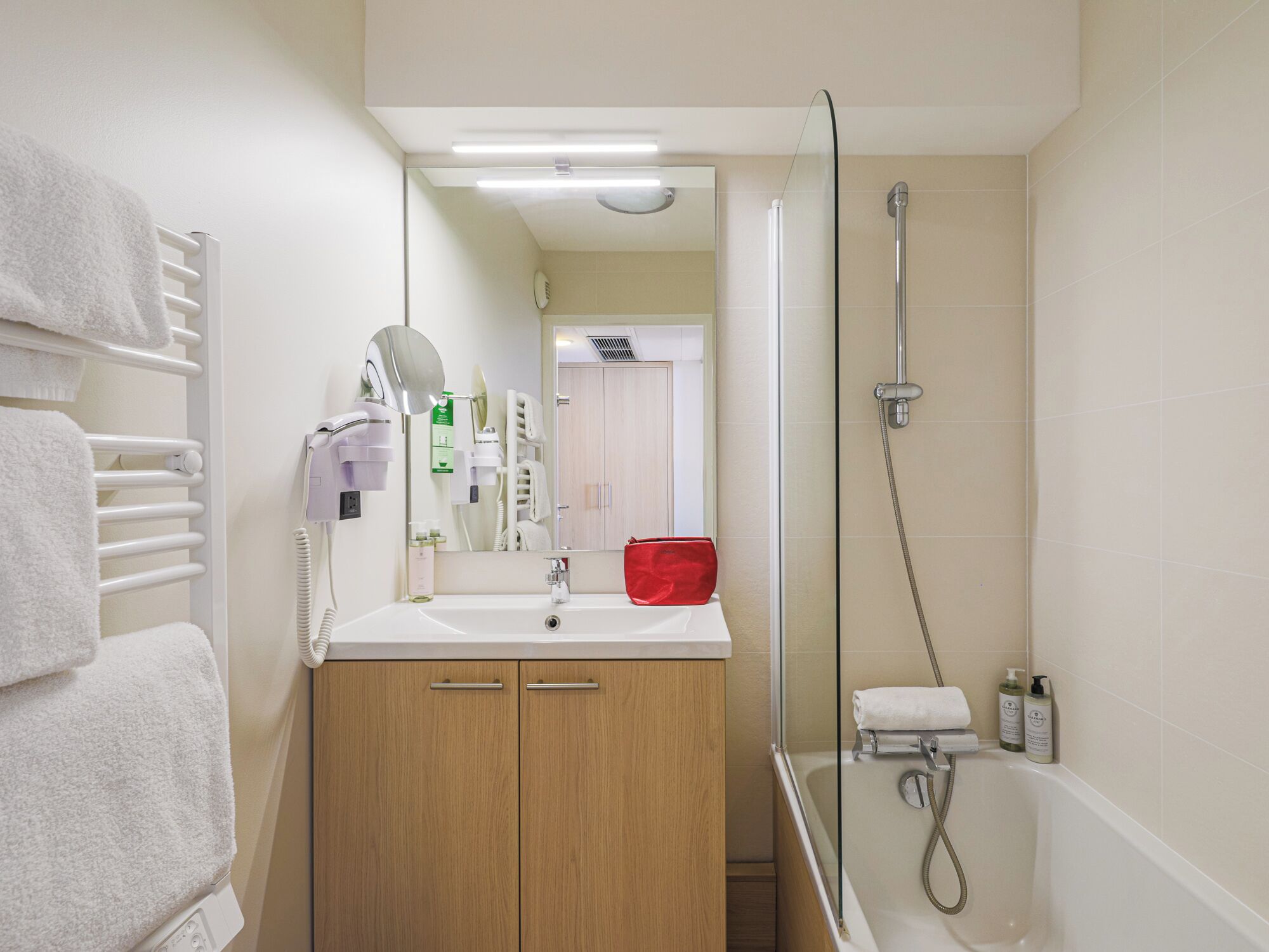 Duplex, Un grand lit | Salle de bain | Ensemble baignoire-douche, articles de toilette (gratuits)