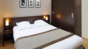 Apartamento estándar, 1 habitación | Ropa de cama hipoalergénica, caja fuerte, escritorio y cortinas opacas