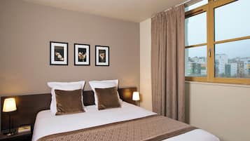 Duplex, One Queen Bed | Hypo-allergenic bedding, in-room safe, desk, blackout drapes