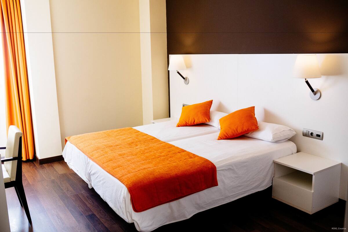 มินิบาร์, ตู้นิรภัยในห้องพัก, โต๊ะทำง  าน, Wi-Fi ฟรี