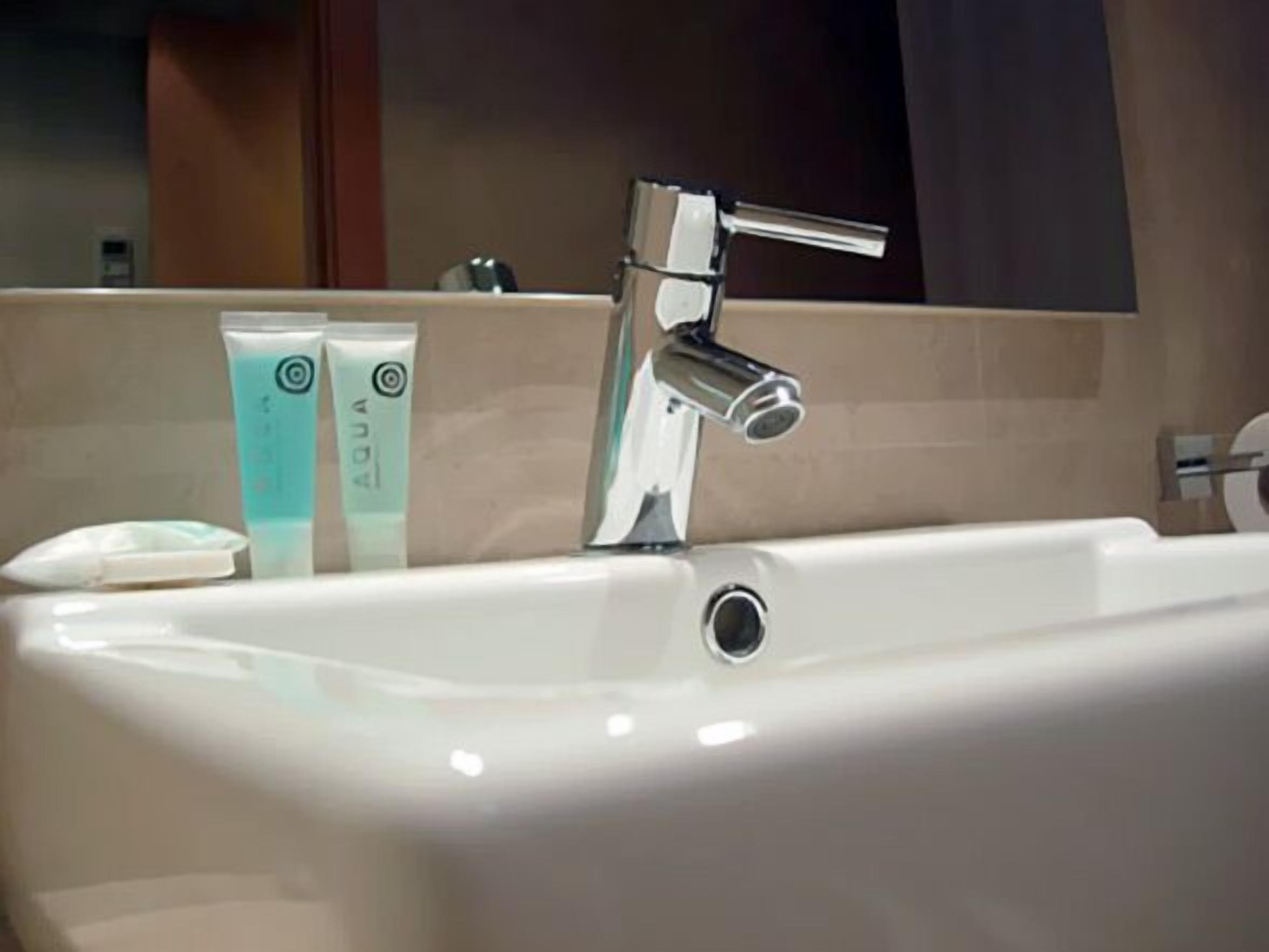 family room, 2 bedrooms | bathroom | bathtub, free toiletries, hair dryer, towels