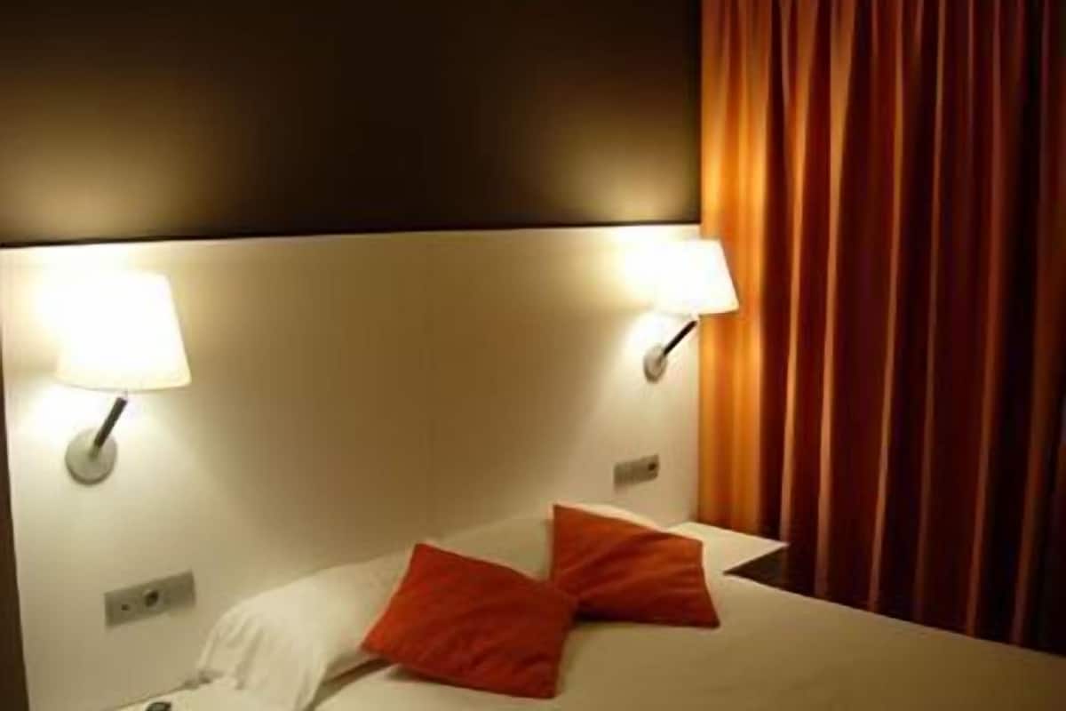 basic room | minibar, in-room safe, desk, free wifi