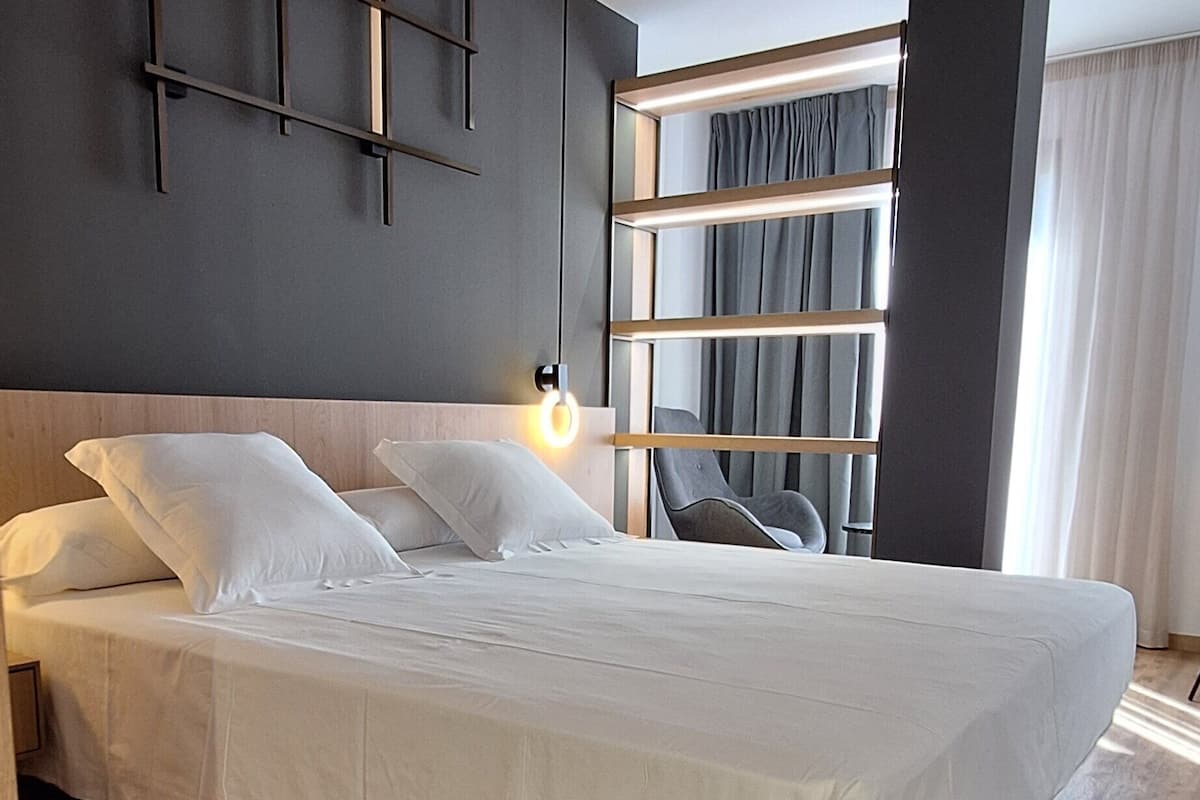 ห้องคอมฟอร์ท | มินิบาร์, ตู้นิรภัยในห้องพัก, โต๊ะทำงาน, Wi-Fi ฟรี