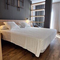 Quarto conforto | Frigobar, cofres nos quartos, escrivaninha, Wi-Fi de cortesia