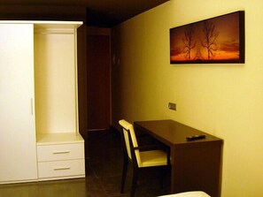 Rom – basic | Minibar, safe på rommet, skrivebord og wi-fi (inkludert)