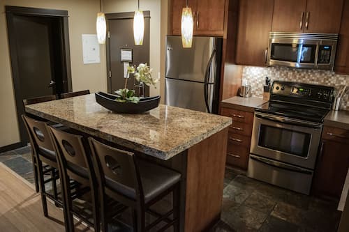 Suite, 2 habitaciones | Cocina privada | Microondas, cafetera y tetera y tetera eléctrica
