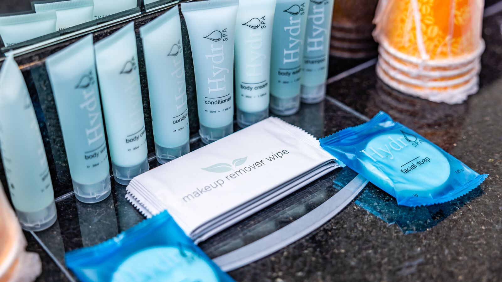 Variedad de productos de cuidado corporal Hydra Spa, incluyendo gel de baño, acondicionador y jabón facial.