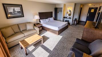 Brankas, meja kerja, tirai kedap cahaya, dan setrika/meja setrika