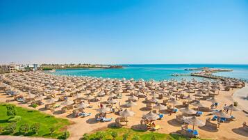 Playa privada, tumbonas, sombrillas y toallas de playa